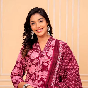 Vêtements décontractés de mode indienne en coton de créateur lourd belle Kurti imprimée à fleurs avec col en V et pantalon et Dupatta entièrement imprimé - Product Image 1