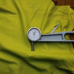 Piel perforada de puntos pequeños rojos de vid disponible en 1 a 22 pies cuadrados para productos de cuero personalizados - Product Image 4