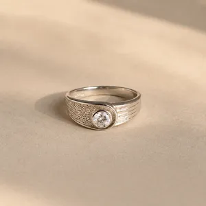Bague Luna Orbit plaquée or rose avec zircone cubique - Style éternité romantique coupe princesse - Product Image 3