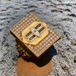 Bague de mariage Hip Hop en or massif 14 carats de luxe avec moissanite œil de dieu sertie à griffes, bijou moderne et audacieux pour enfants et unisexe - Product Image 1