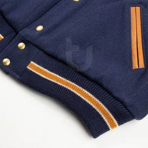 Chaquetas con letras más vendidas con cuello levantado Servicio OEM Mangas de cuero teñido liso Precio de tela de lona de alta calidad - Product Image 4