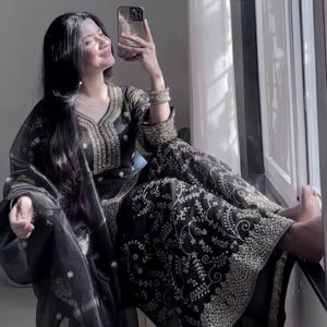 ซาลวาร์ Kameez แบบดั้งเดิมสีล้วนดีไซน์เรียบง่ายหรูหราสมบูรณ์แบบสำหรับลุคที่ราคาดีที่สุดทุกฤดูกาลพร้อมส่ง - Product Image 1