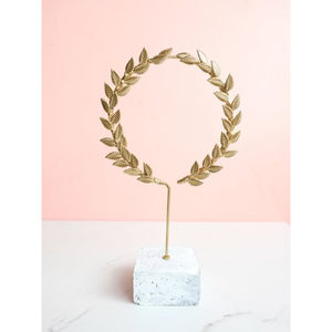 Fancy Roman Grecian Home Office Table Decor Metal Artesanía Regalo Exclusivo Golden Laurel Leaf Wreath Escultura en Base de mármol - Product Image 1