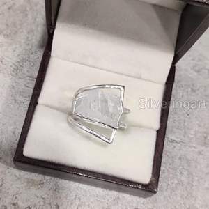 แหวนผู้หญิงดีไซน์เรียบง่าย ประดับด้วยพลอยมูนสโตนสีรุ้งธรรมชาติ หินประจำเดือนมิถุนายน แหวนสองวง ทำด้วยมือ เครื่องประดับเงินแท้ 925 - Product Image 5