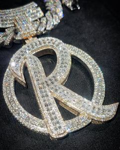 Impresionante cadena cubana y colgante elaborado en oro rosa y blanco de 14 Kt con diamantes Moissanite que aportan un toque de estilo atemporal - Product Image 2