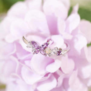 Anillo de Plata Hallmark con Diseño de Mariposa Monarca, Gema de Amatista, Zirconia, Corte Ovalado, Engaste Invisible, Baño de Rodio, para Uso Diario - Product Image 2