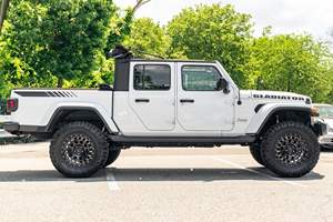 Pick-up 4x4 de taille moyenne d'occasion 2023, véhicule utilitaire tout-terrain avec cabine double et équipements haut de gamme, sans accident - Product Image 2