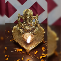 Emas teroksidasi logam antik Patta Ganesha dengan Deepak tempat lilin dekorasi untuk dekorasi Diwali lilin