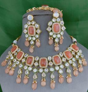 Ensemble de collier de qualité supérieure plaqué or avec pierres Kundan, avec boucles d'oreilles et tikka, pour collection de vêtements de mariage pour femmes - Product Image 1