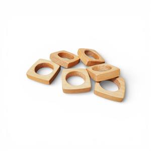 Anillos de Servilleta Geométricos de Madera con Diseño Triangular para una Presentación de Mesa Moderna y Única - Product Image 6