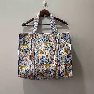 Bolsa de Mano Grande de Algodón Hecha a Mano, Acolchada en Turquesa con Bordado Rojo, Cierre de Cremallera, Moderna para Uso Diario y Viajes - Product Image 1