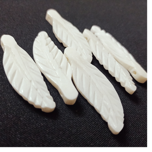 Plumas de hueso grabadas a mano naturales hechas a medida disponibles en tamaños personalizados ideales para usar como colgantes por diseñadores de joyas - Product Image 6