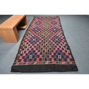 Alfombra vintage de 4.6x11.1 pies, alfombra turca Kilim, alfombra de lana negra con motivos de plantas y árboles - Product Image 1
