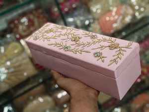 Haute Qualité Ivoire Brodé Bracelet Boîte Premium Fabriqué À La Main De Mariage Carré Bois Fil D'or Travail Floral Tissu De Mélange De Soie - Product Image 6