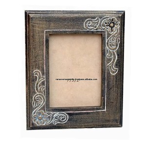 Magnifique cadre photo rectangulaire en bois avec un design sculpté complexe, idéal pour le salon et la décoration intérieure - Product Image 2