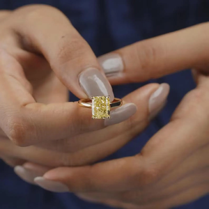 Anillo de compromiso solitario de diamante cultivado en laboratorio amarillo elegante de 3 quilates oro amarillo de 14K VS claridad chapado en rodio de lujo para mujer - Product Image 1