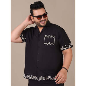 Chemise décontractée noire grande taille pour homme Amanush avec motif géométrique brodé à la main, manches courtes, col rabattu, tenue d'été - Product Image 1