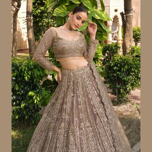 Lehenga Choli estilo Bollywood con mangas completas mejoradas con piedra de espejo dorado para mujeres para ropa de fiesta en Delhi India - Product Image 2