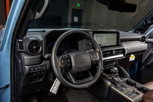 Toyota Land Cruiser 2025, Camioneta 4x4 Usada, Motor Gasolina/Eléctrico, Capacidad 4L, Transmisión Manual/Automática, Asientos de Cuero, R16 Oscuro, Disponible - Product Image 2