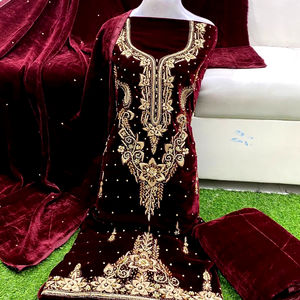Vêtements de créateur indiens et pakistanais en velours brodé lourd Shalwar Kameez pour femmes, vente en gros - Product Image 1