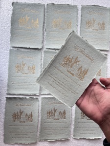 Fait sur mesure écologique recyclé Deckle bordé coton fait à la main papier amour cartes d'invitation de mariage feuille d'estampage or papeterie - Product Image 3