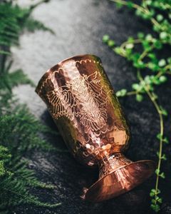 Vaso de cobre para rutinas de bienestar con diseño martillado a mano ideal para regalar en ocasiones especiales - Product Image 5