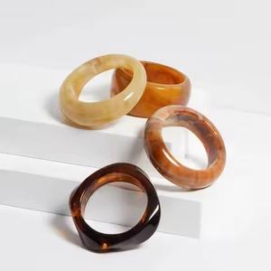 Anneaux de serviette en résine de conception artisanale pour les événements formels et une belle décoration de table à la maison dans un style moderne - Product Image 1