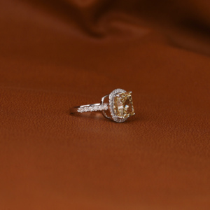 Anillo de Compromiso con Diamante Amarillo de Corte Cojín, Chapado en Oro Sólido de 18 Quilates, con un Glamoroso Anillo con Diamante Cultivado en Laboratorio - Product Image 5