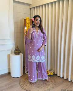 Elegante conjunto de kurti de rayón pesado con bordado, de tres piezas, con pantalones rectos y bordado sutil y elegante, ideal para ocasiones festivas. - Product Image 1