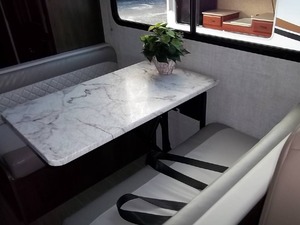 Camping-car familial de luxe Gulf Stream 2023 blanc Euro 5 pour 4-6 personnes, occasion, four à micro-ondes, sol en acrylique - Product Image 3