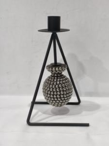 Bougeoir contemporain en métal noir avec hélice et forme de globe pour des espaces de vie élégants - Product Image 2