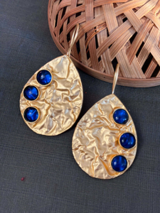 Pendientes de oro mate con gota de piedra azul oscuro Diseño de pendientes de gota de moda - Product Image 3