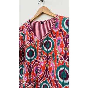 Manteau en coton matelassé bohème fait main, veste Kantha patchwork à capuche, col réversible, coupe courte personnalisée pour le printemps et l'automne pour femmes - Product Image 3
