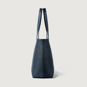 Sac fourre-tout tendance en cuir véritable bleu marine pour femme avec deux anses, grand sac à main pour ordinateur portable et sac à bandoulière, et pochette assortie à fermeture éclair - Product Image 4