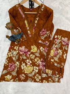 Ensemble coordonné en coton premium pour femmes |   Ensemble haut et pantalon imprimé à col en V et coupe trapèze, fait main |   Vêtements festifs indiens - Product Image 5