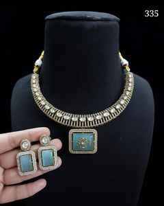 Bijoux indiens Kundan Dulhan Set Femmes et Filles Collier lourd multicolore avec boucles d'oreilles Ras du cou pour les fêtes et les cadeaux - Product Image 3