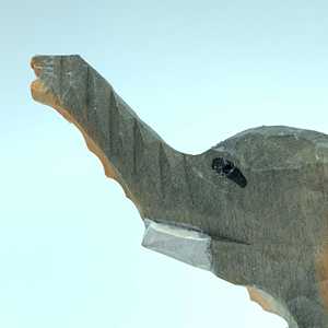 Figurina elegante scultura in legno di elefante intagliato a mano - Product Image 1