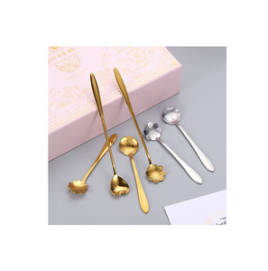 Cubiertos de cuchara de latón de acero de diseño con asas doradas para eventos de boda y juego de cubiertos de fiesta Venta caliente - Product Image 1