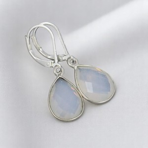 Boucles d'oreilles plaquées or faites à la main pour femmes poire goutte à facettes opalite pierre de naissance lunette ensemble bijoux personnalisés avec Moissanite - Product Image 2