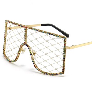 Gafas de sol para fiestas con lentes de cristal que reflejan las luces del club, diseño metálico que complementa tanto atuendos audaces como discretos. - Product Image 4