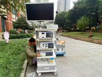 Chariot médical tout-en-un avec bras de moniteur et tiroir de rangement pour les salles d'opération, les suites d'endoscopie, les centres d'imagerie organise les moniteurs