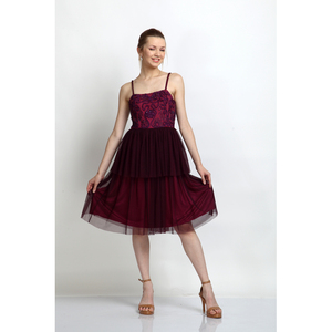 Robe à bretelles spaghetti brodée à la main bourgogne de haute qualité avec jupe en tulle à plusieurs niveaux pour les événements formels et semi-formels - Product Image 1