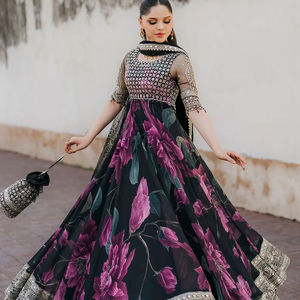 Robe maxi longue évasée pour femmes pakistanaises tendance et modeste, imprimé numérique floral avec de magnifiques perles, travail manuel pour les mariages - Product Image 1