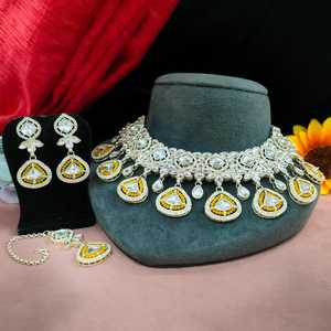 Conjunto de Collar y Pendientes de Latón para Mujer, Maang Tikka, para Bodas y Ocasiones Festivas, Aspecto Reginal, Estilo Tradicional y Moderno - Product Image 3