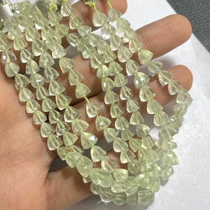Perles de briolette en forme de trillion à facettes Prehnite, pierre précieuse en forme de pyramide naturelle pour bijoux - Product Image 2