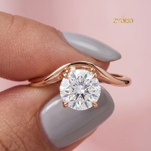 Anillo de Compromiso Solitario con Diamante Cultivado en Laboratorio de Corte Redondo, Anillo de Joyería Fina de Oro de 18K con Diseño Chevron - Product Image 1