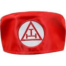 Chapeau de cérémonie maçonnique Royal Arch Crown Cap en satin rouge avec triple tau brodé, disponible en tailles S à 2XL - Product Image 4