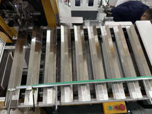 เครื่องจักรบรรจุฝาพลาสติกแบบผลิตจากโรงงาน ชนิดเอียง ขับเคลื่อนด้วยระบบกลไก สำหรับห่อฟิล์มอาหาร - Product Image 5