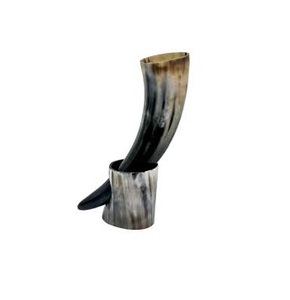Vidrio de cuerno para beber tallado a mano hecho a medida con intrincadas tallas de tema vikingo para tiendas de suministros de hidromiel y vikingo para reventa - Product Image 1
