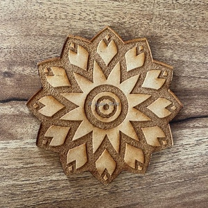 Tamaño personalizado para decoración del hogar corte láser elegante rejillas de cristal Geometría Sagrada pentagrama grabado MDF rejilla posavasos para Decoración - Product Image 1
